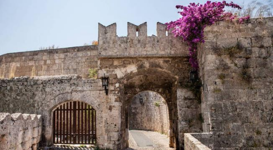Castle siege and defense: the pinnacle of medieval military engineering